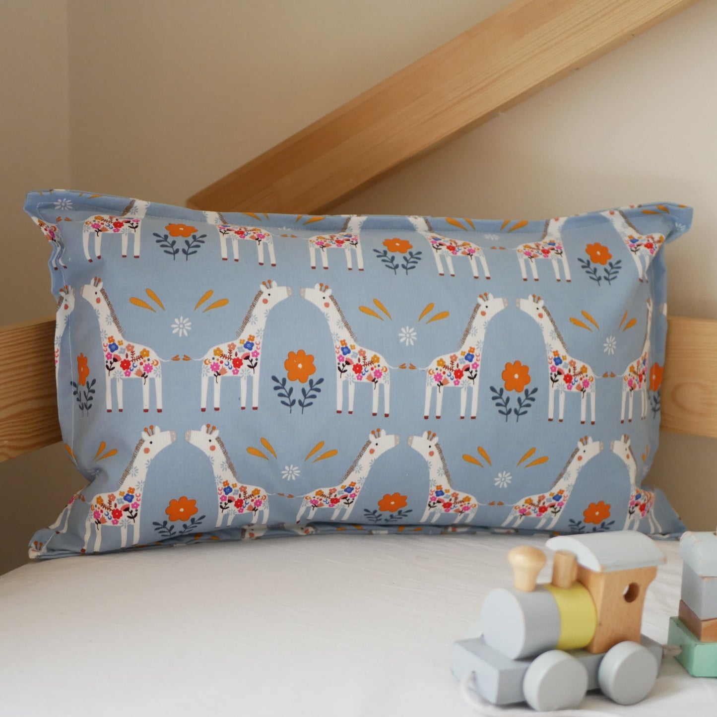 Coussin décoratif enfant motif girafe création française Atelier Ekrin