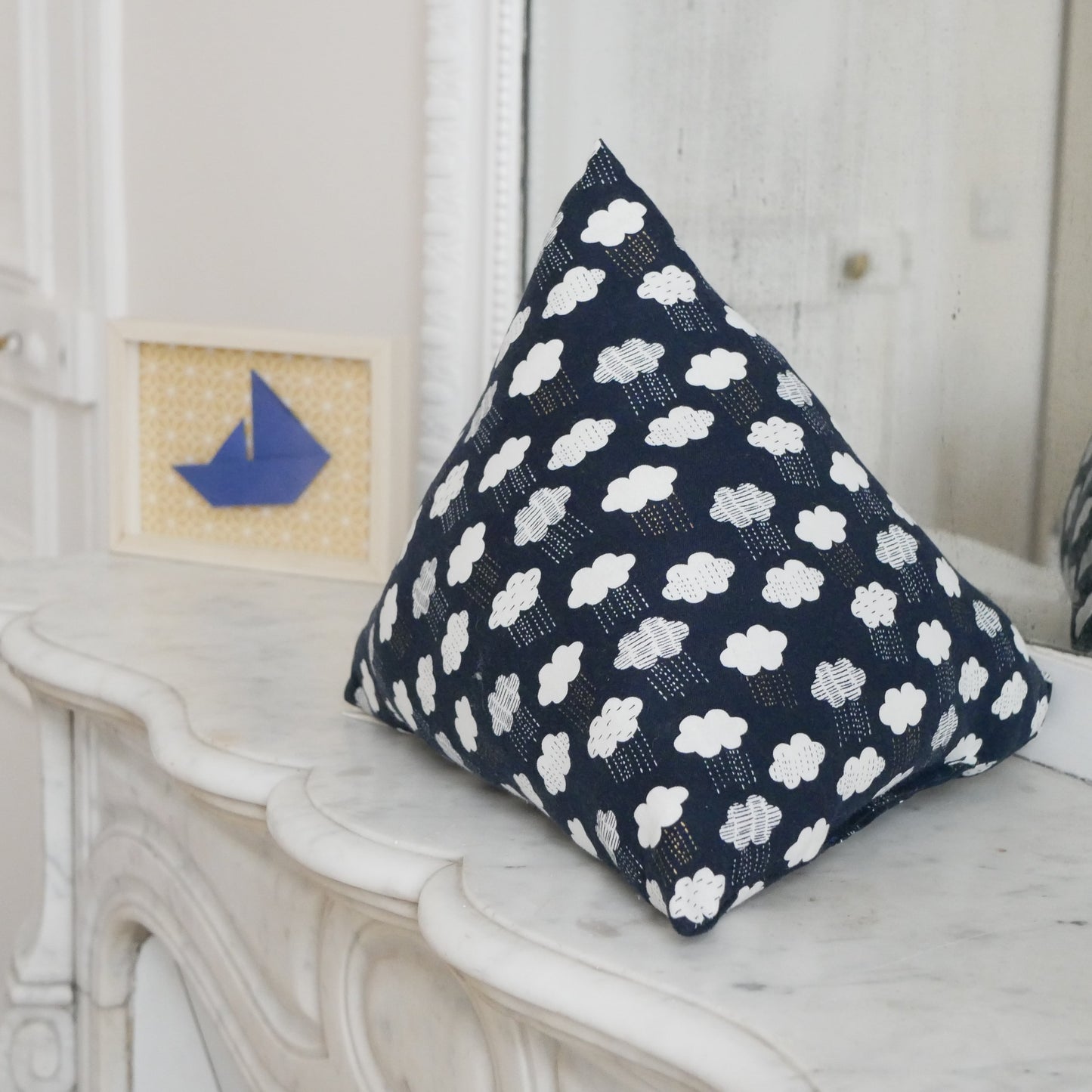 Coussin berlingot nuages pour kids confectionné en France par atelier Ekrin