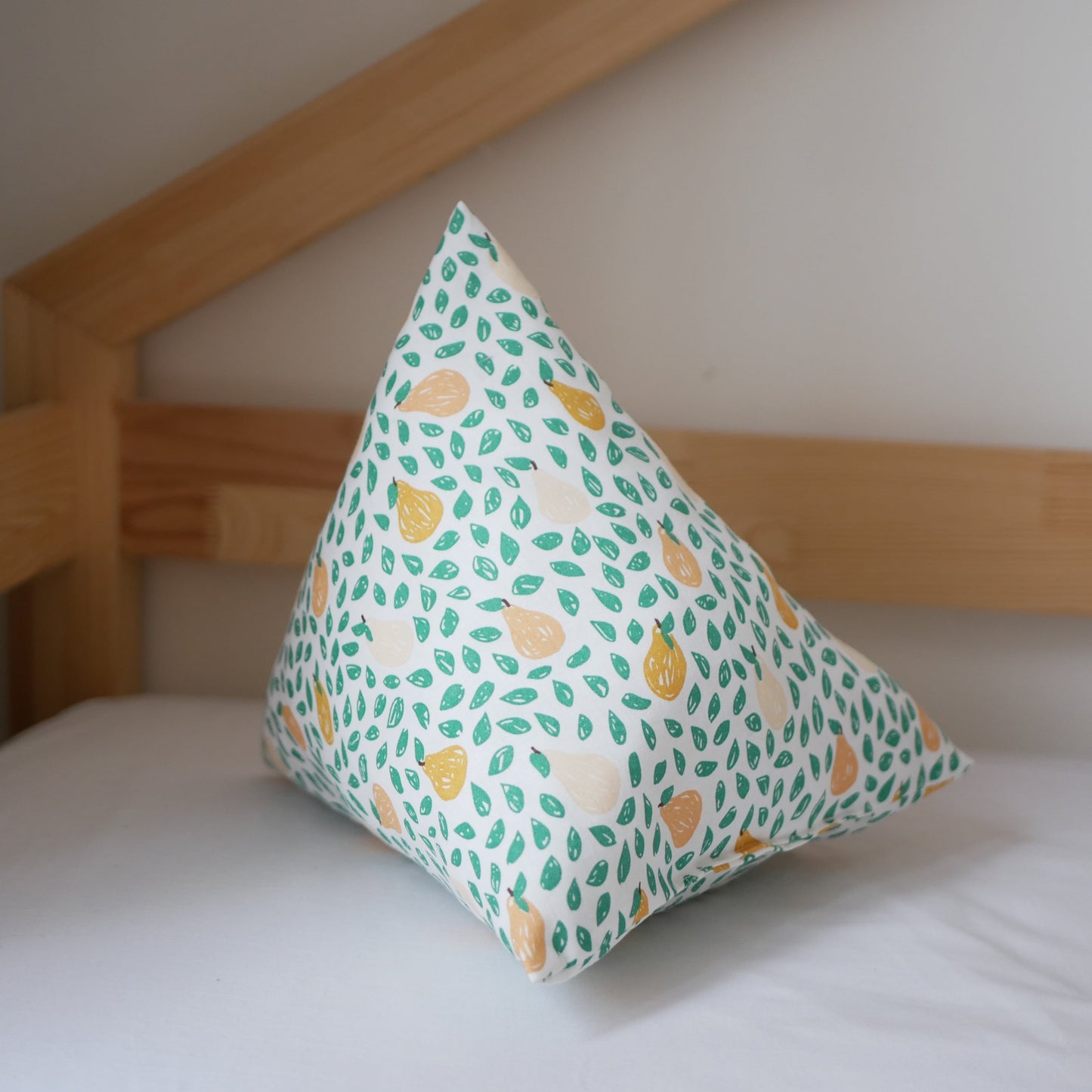 Coussin déco berlingot pour enfant motifs poires atelier Ekrin