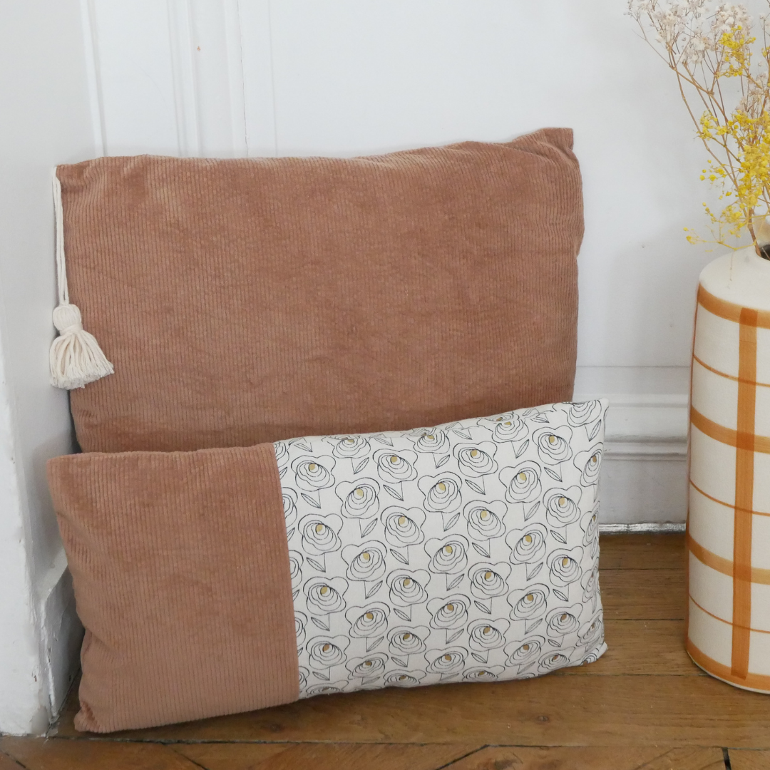 Coussins décoratifs bucoliques nude avec tissus oeko-tex et velours marron côtelé