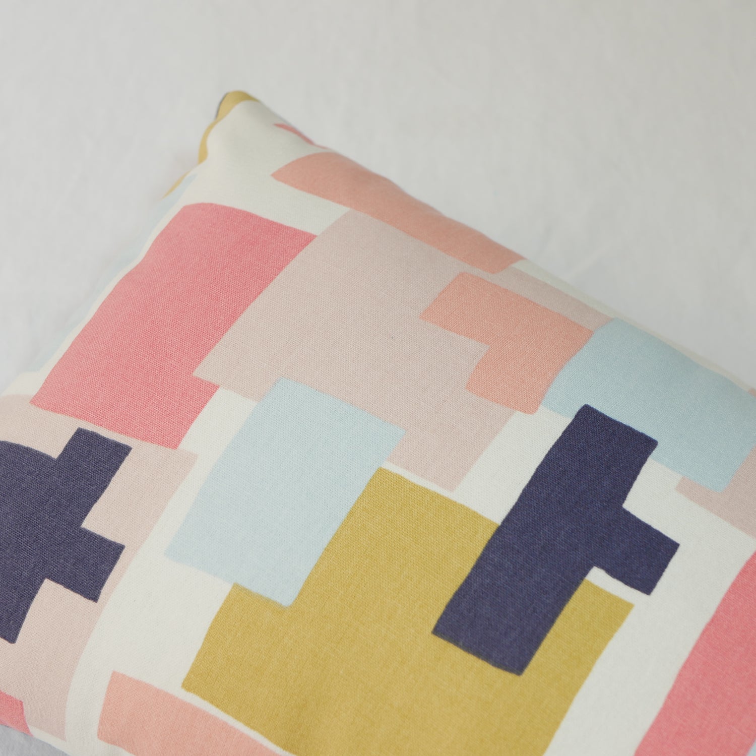 Coussin décoratif motifs graphiques oeko-tex