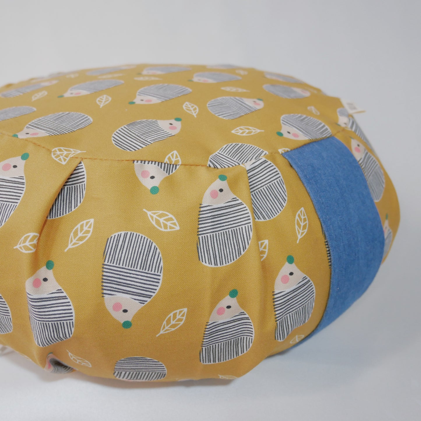 Mini zafu coussin de yoga enfant motifs hérisson avec housse extérieure oeko-tex