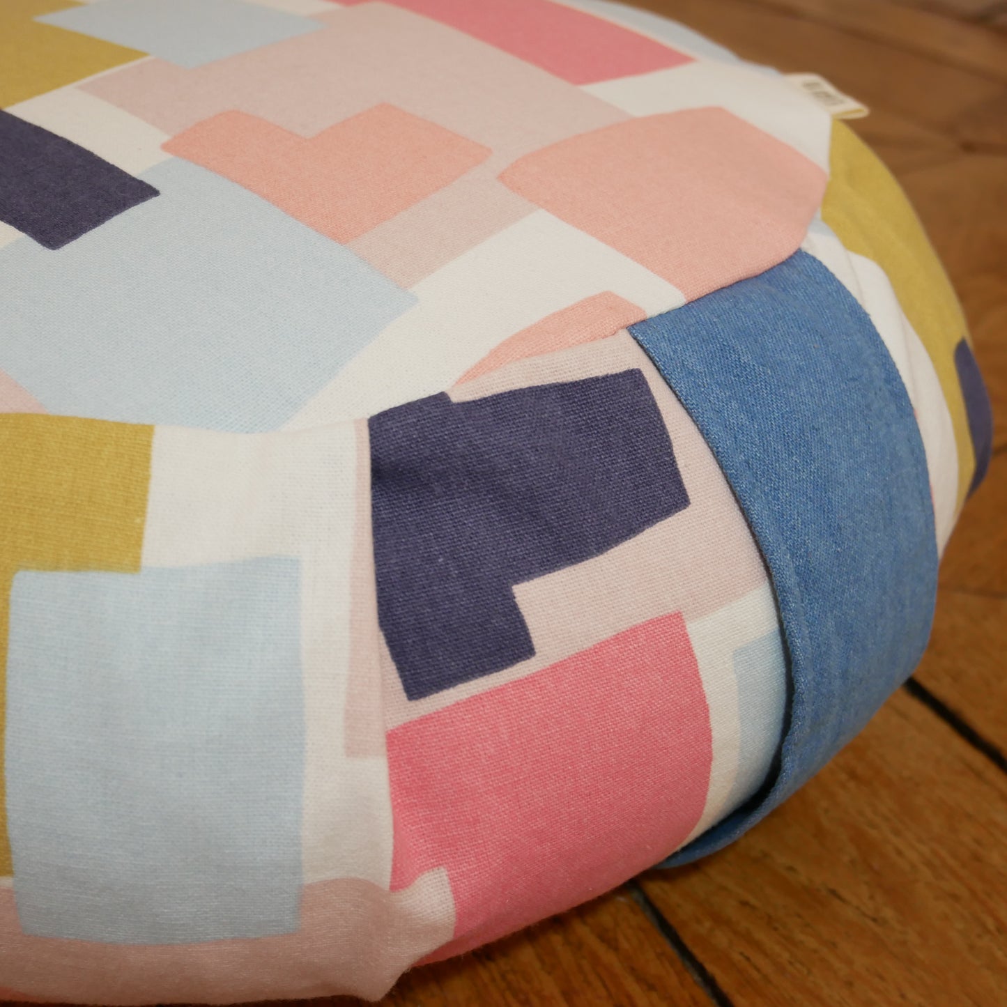 Zafu coussin de méditation et yoga aux motifs graphiques et poignée jean oeko-tex