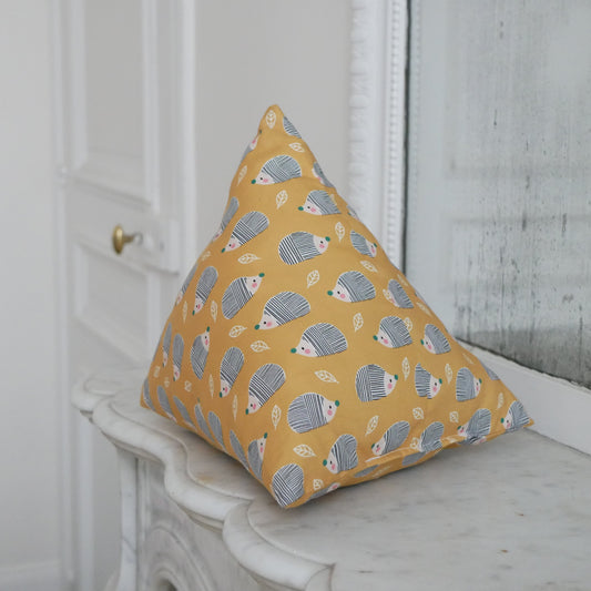Coussin déco berlingot hérisson pour enfant confectionné en France par atelier Ekrin