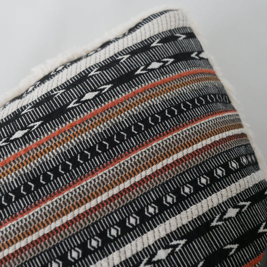 Coussin décoratif tribal avec tissu ethnique jacquard oeko-tex