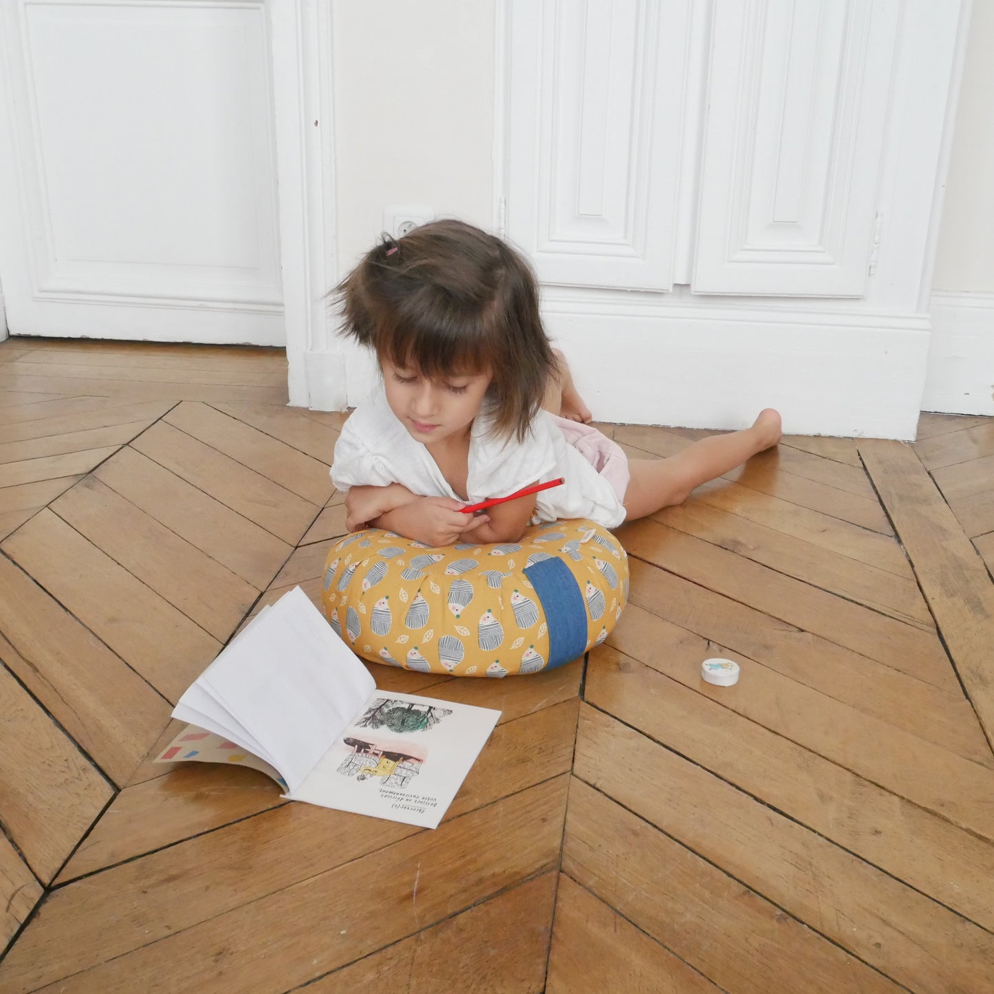 Enfant avec son coussin de méditation