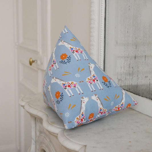 Coussin déco berlingot motifs girafes pour enfant confectionné en France par atelier Ekrin