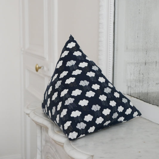 Coussin déco berlingot nuages pour enfant confectionné en France par atelier Ekrin