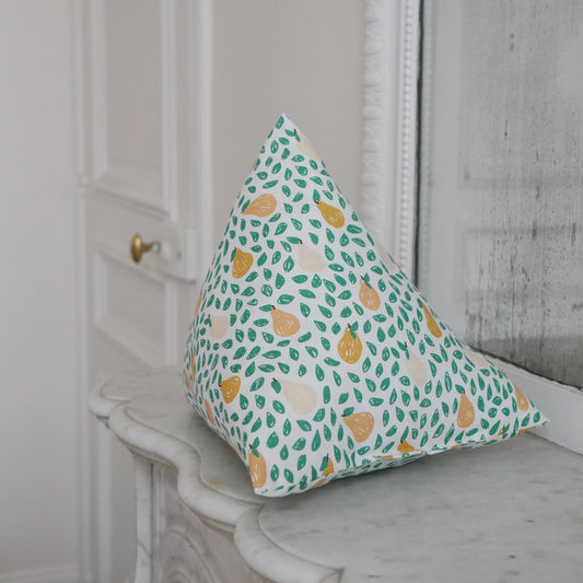 Coussin déco berlingot motifs poires pour enfant confectionné en France par atelier Ekrin