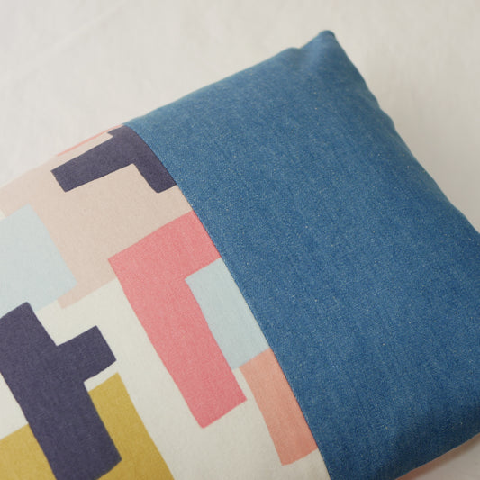 Coussin décoratif motifs graphiques et denim oeko-tex fait main