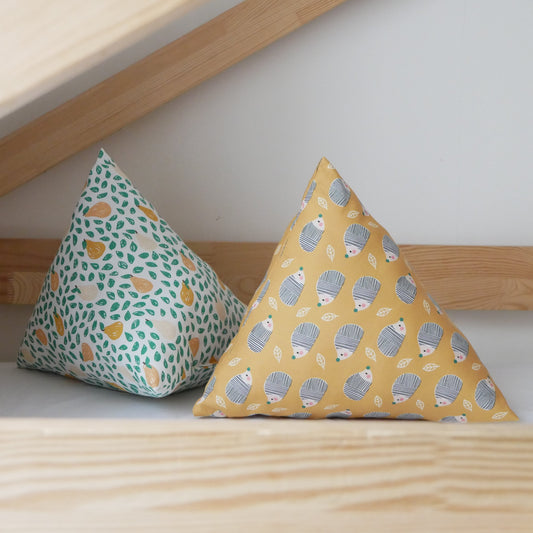 Coussins déco berlingots pour enfant motifs poires et hérissons confectionné par atelier Ekrin
