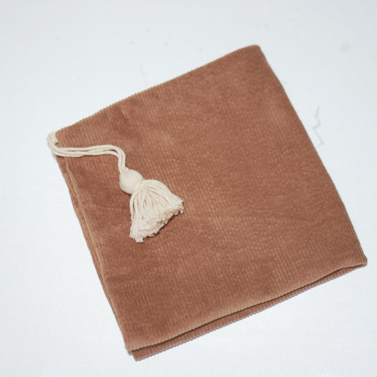 Housse de coussin décoratif avec tissu velours marron côtelé oeko-tex et pompon