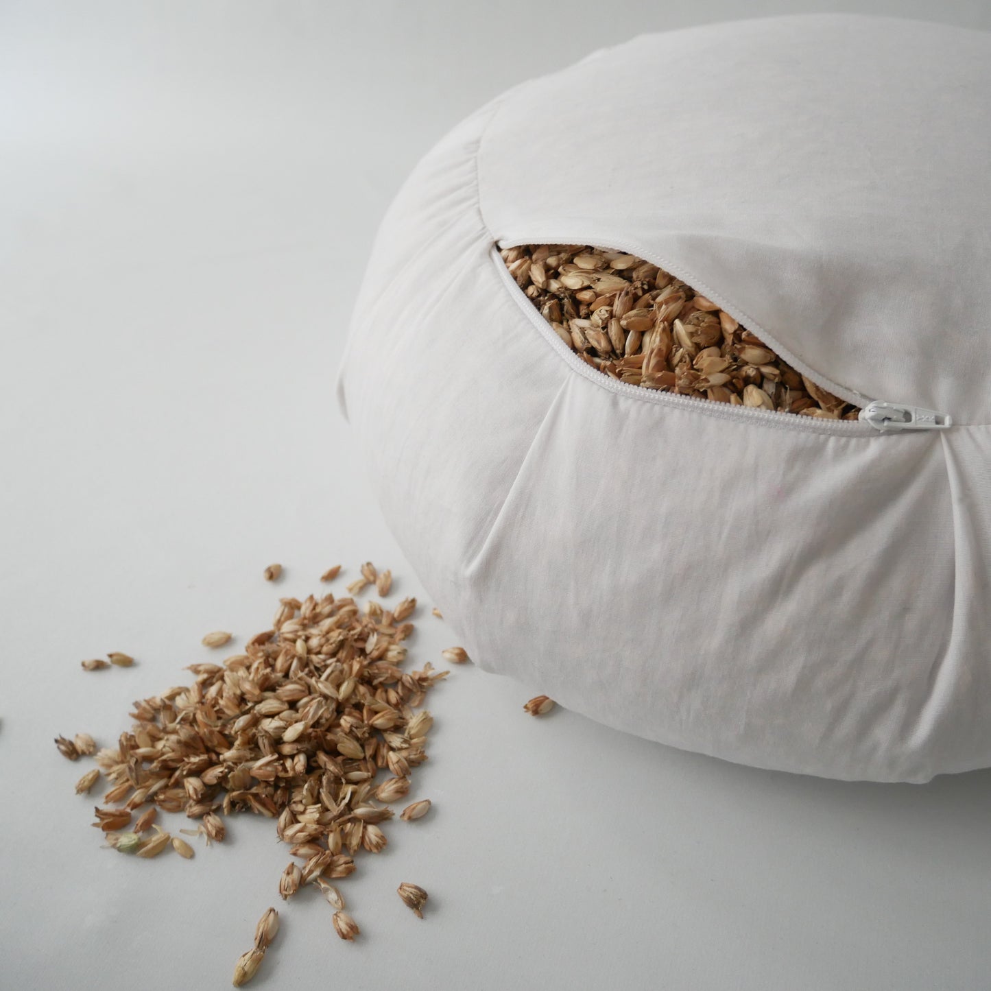 Coussin de yoga et méditation garnit de balles d'épeautre biologiques