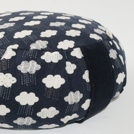 Mini zafu coussin de méditation enfant motifs nuages bleu marine avec housse extérieure oeko-tex